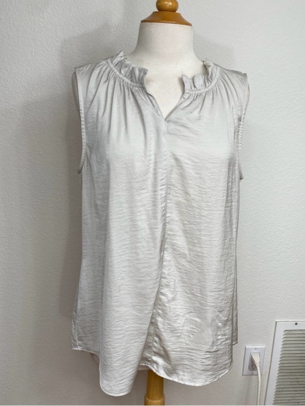 Cabi Womens Gray Ruffle Collar Last Dance Sleeveless Blouse Size Large Classic